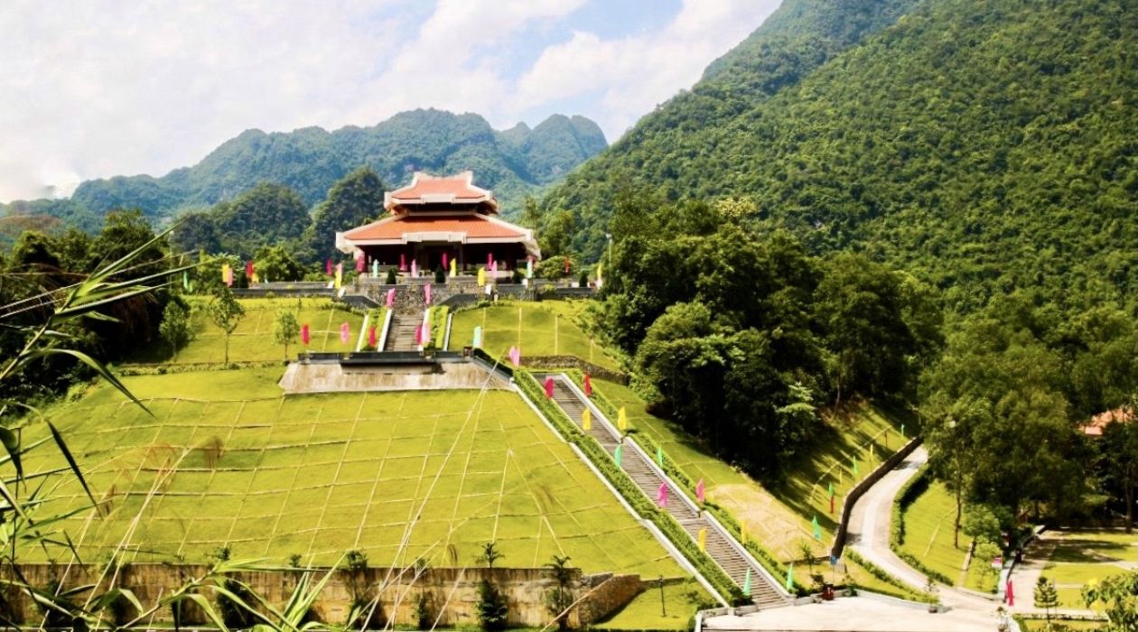 Khu di tích Pác Bó nổi bật với giá trị lịch sử sâu sắc và cảnh quan thiên nhiên hùng vĩ.
