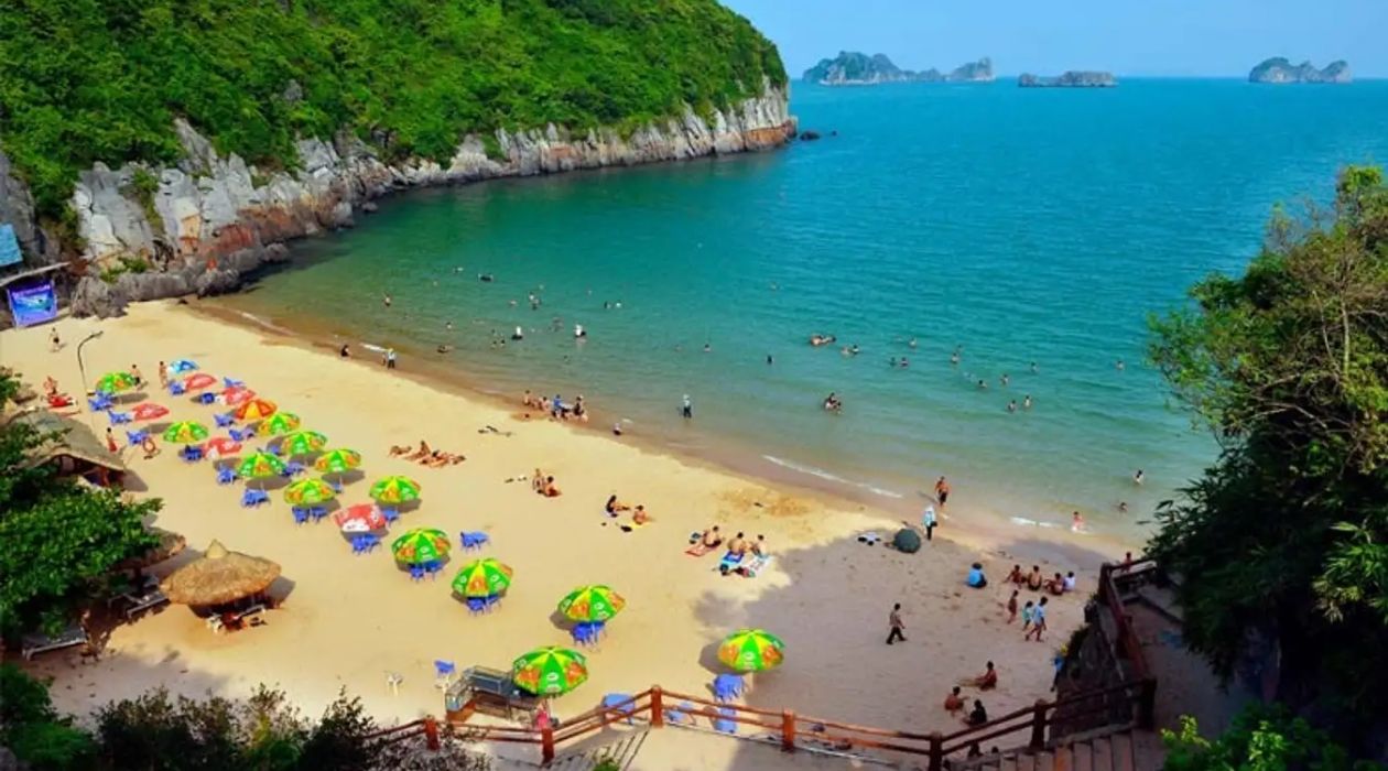 Đảo Ngọc Vừng nổi bật với bãi biển hoang sơ và nước biển trong xanh tuyệt đẹp.