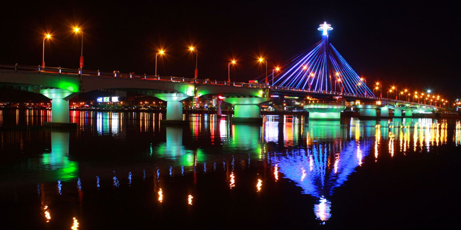 Cầu quay sông Hàn lấp lánh giữ lòng thành phố như chiếc vương miện sáng rực rỡ