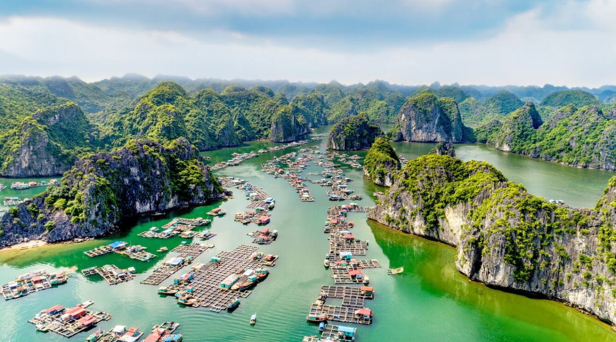 Vịnh Lan Hạ Cát Bà nổi bật với cảnh sắc hoang sơ và hàng trăm hòn đảo đá vôi kỳ thú.