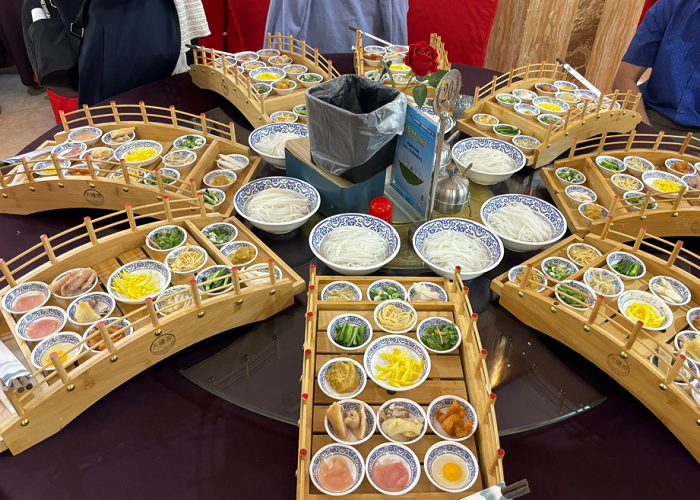 Thưởng thức bún qua cầu