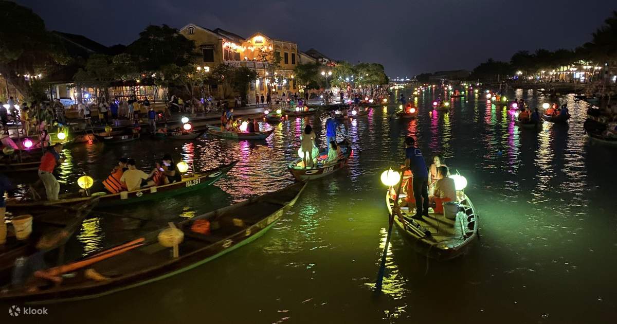 Sông Hoài như một dải lụa mềm mại chảy qua phố cổ Hội An Sông Hoài như một dải lụa mềm mại chảy qua phố cổ Hội An