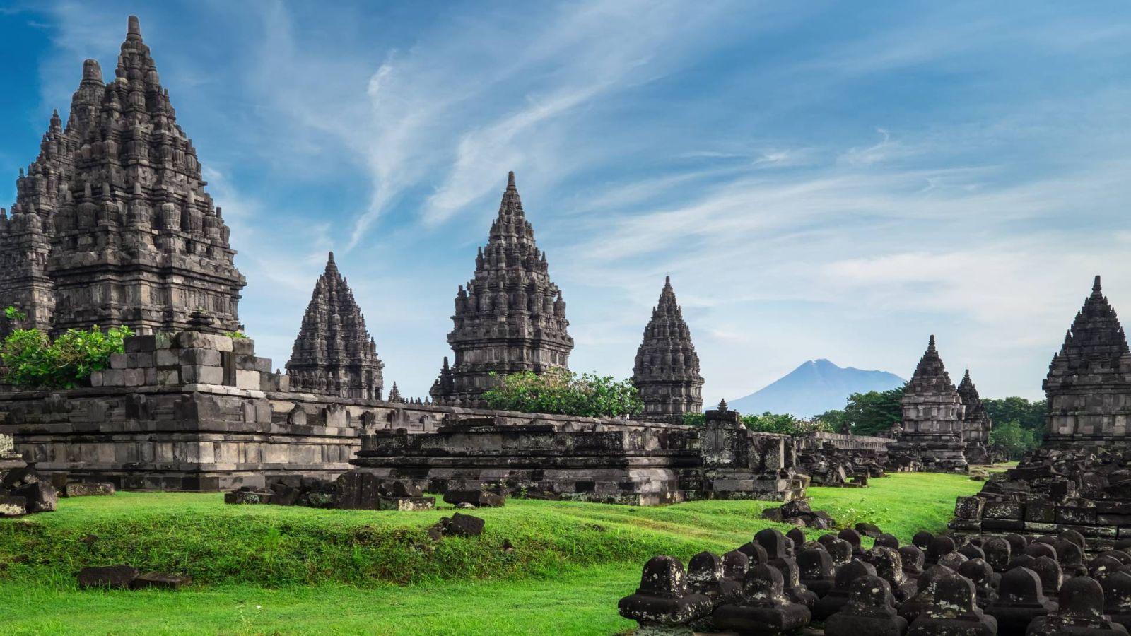 Yogyakarta là một thành phố cổ kính với những ngôi đền Phật giáo và Hindu nổi tiếng