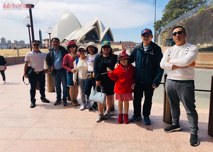 Đoàn du khách đến tham quan Nhà hát Sydney Opera House