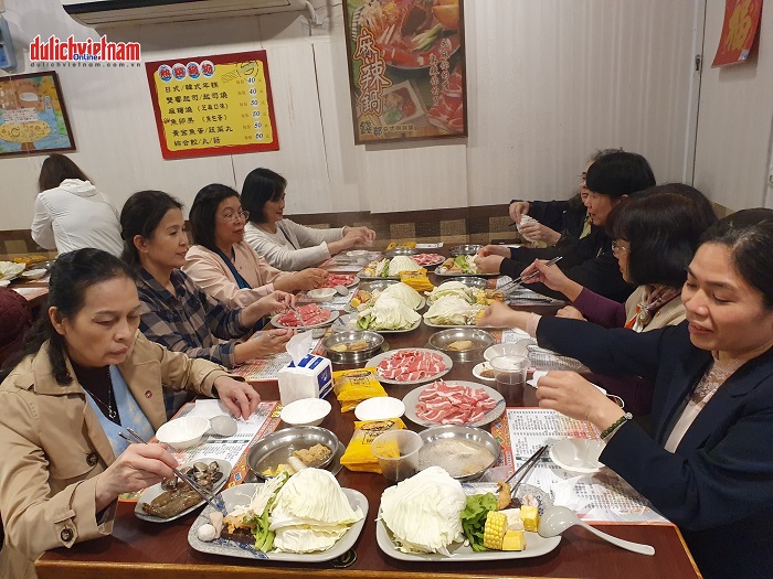 Khách dùng bữa