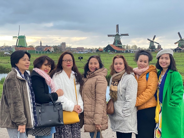 Khách chụp ảnh lưu niệm ở Làng “cối xay gió” Zaanse Schans