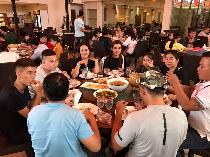 Đoàn thưởng thức ẩm thực 