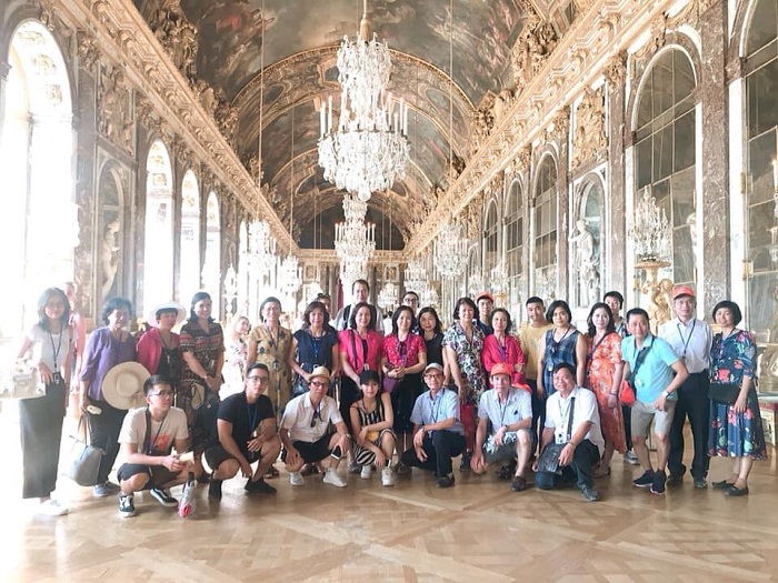 Khách chụp ảnh lưu niệm ở Cung điện Versailles Khách chụp ảnh lưu niệm ở Cung điện Versailles