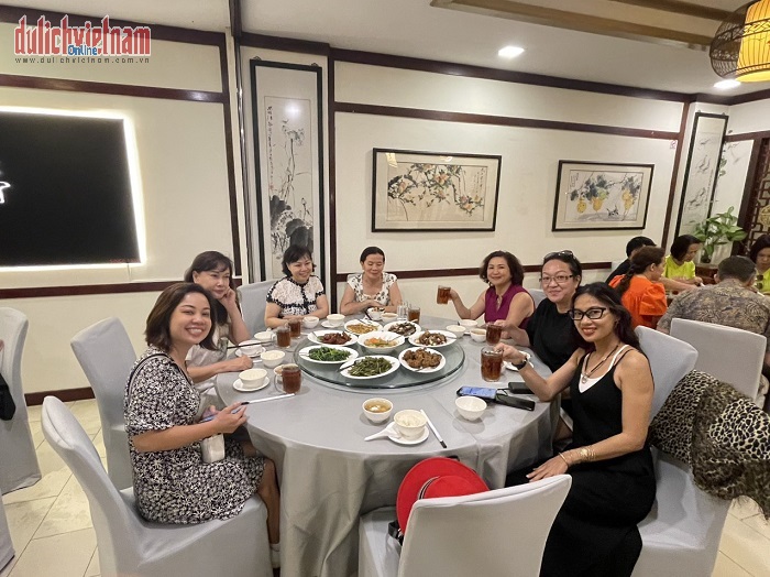 Khách dùng bữa