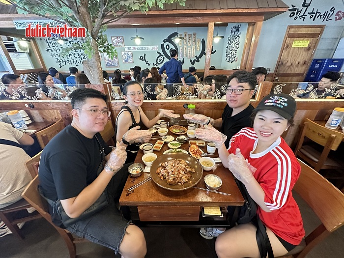 Khách dùng bữa