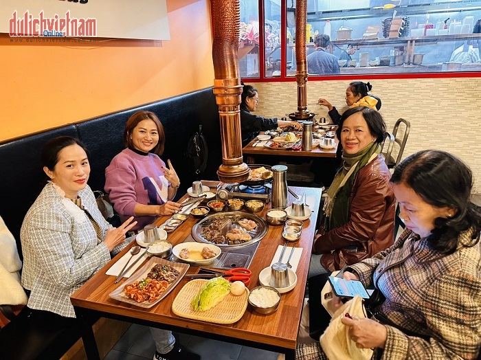 Khách dùng bữa