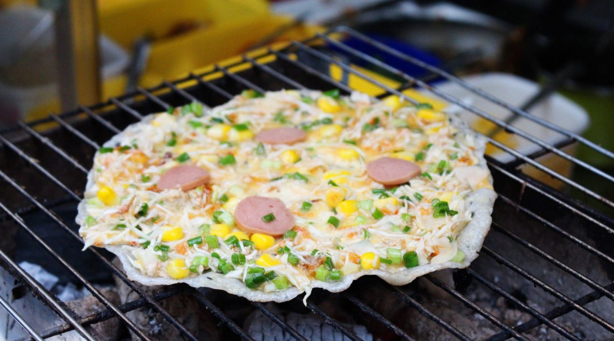 Bánh tráng nướng Đà Lạt nổi bật với vị giòn thơm, kết hợp độc đáo nhiều nguyên liệu.