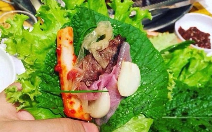 BBQ thịt heo nướng cuốn rau xanh