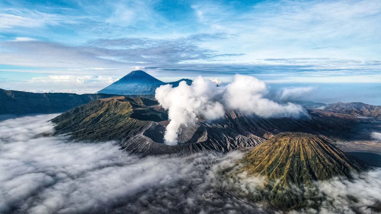 Núi lửa Bromo là một trong những biểu tượng của Indonesia
