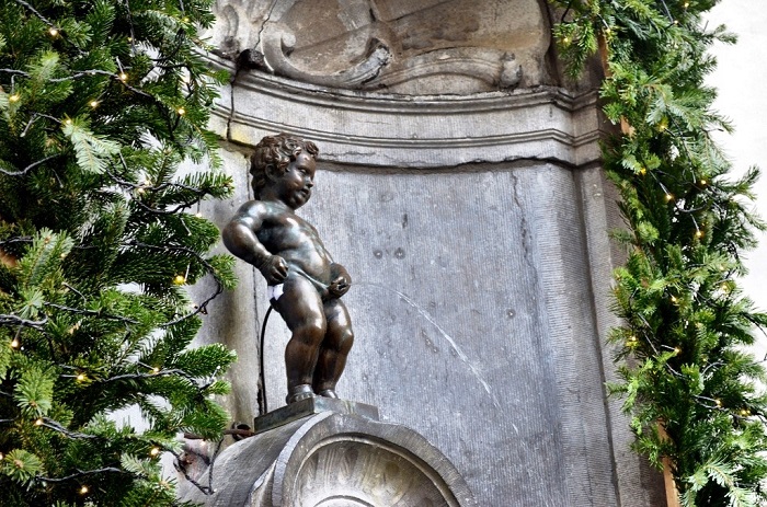 Chiêm ngưỡng bức tượng đồng Chú bé đứng tè Manneken Pis nổi tiếng