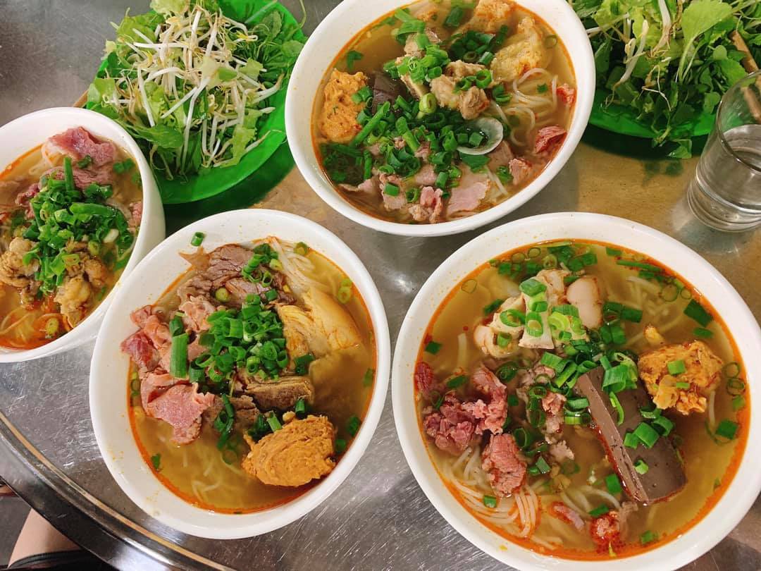 Bún bò Huế - món ngon nên thử ít nhất một lần khi tới xứ Huế Bún bò Huế - món ngon nên thử ít nhất một lần khi tới xứ Huế