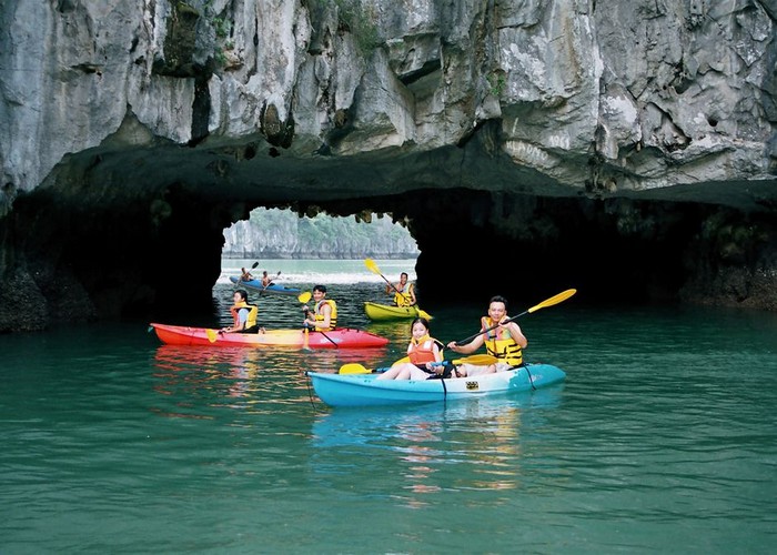 Chèo kayak thăm Hang Sáng Tối
