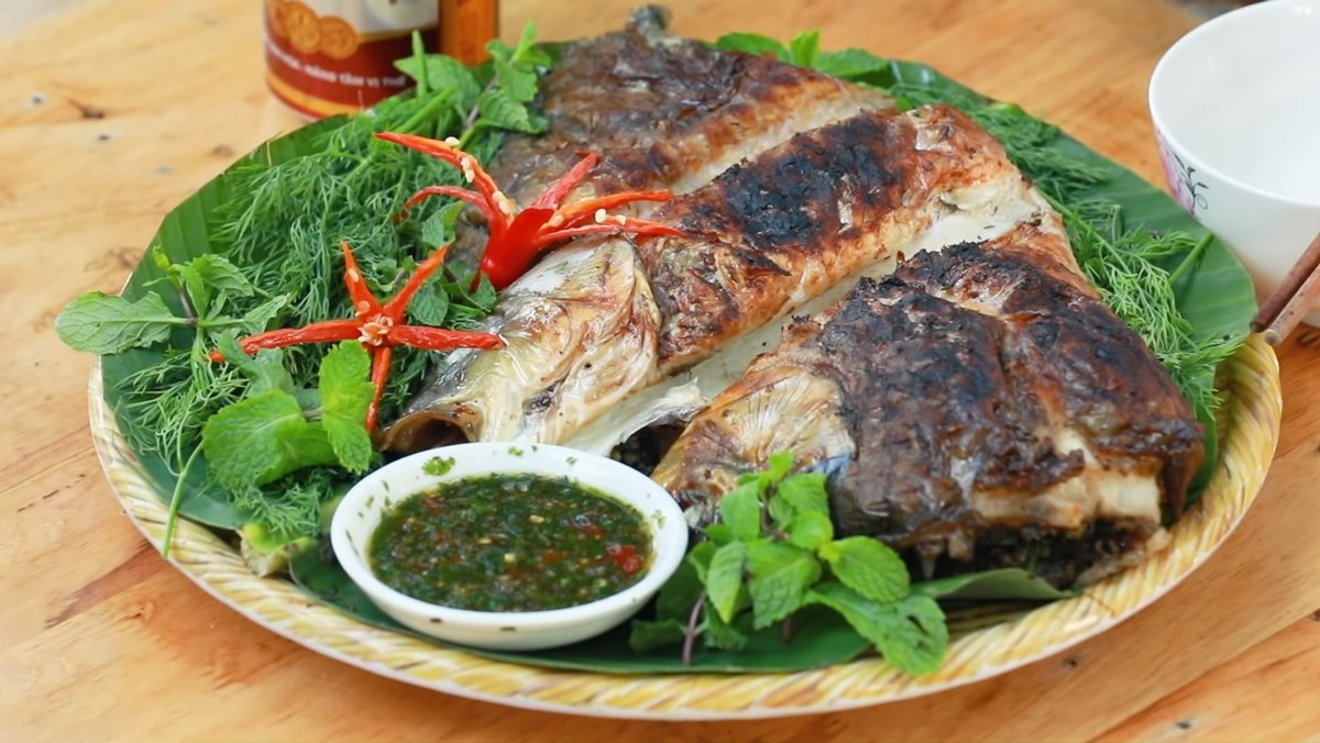 Cá nướng có vị thơm ngon đặc trưng rất đáng thử khi tham gia tour Đông Tây Bắc