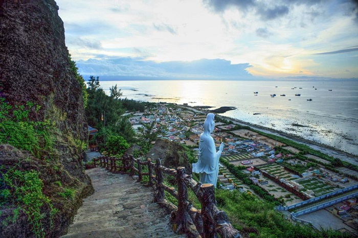 Viếng thăm chùa Đục trong tour Lý Sơn 2N1Đ