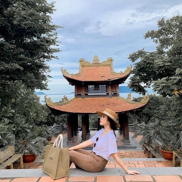 Viếng thăm chùa Núi Một trong tuyến tour Côn Đảo 3N2Đ từ Đà Nẵng