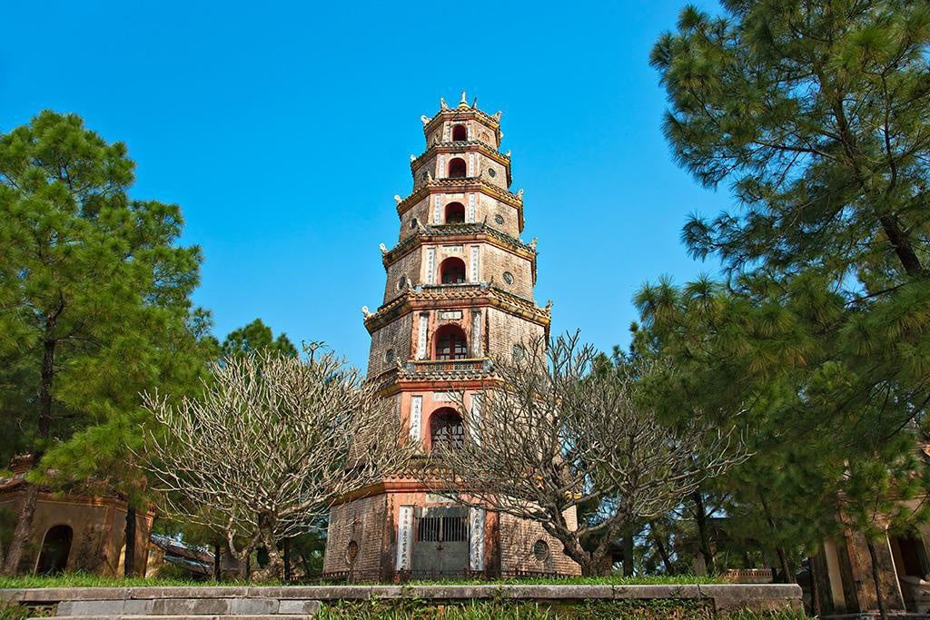 Thiên Mụ là một trong những ngôi chùa cổ kính và nổi tiếng nhất ở Huế Thiên Mụ là một trong những ngôi chùa cổ kính và nổi tiếng nhất ở Huế