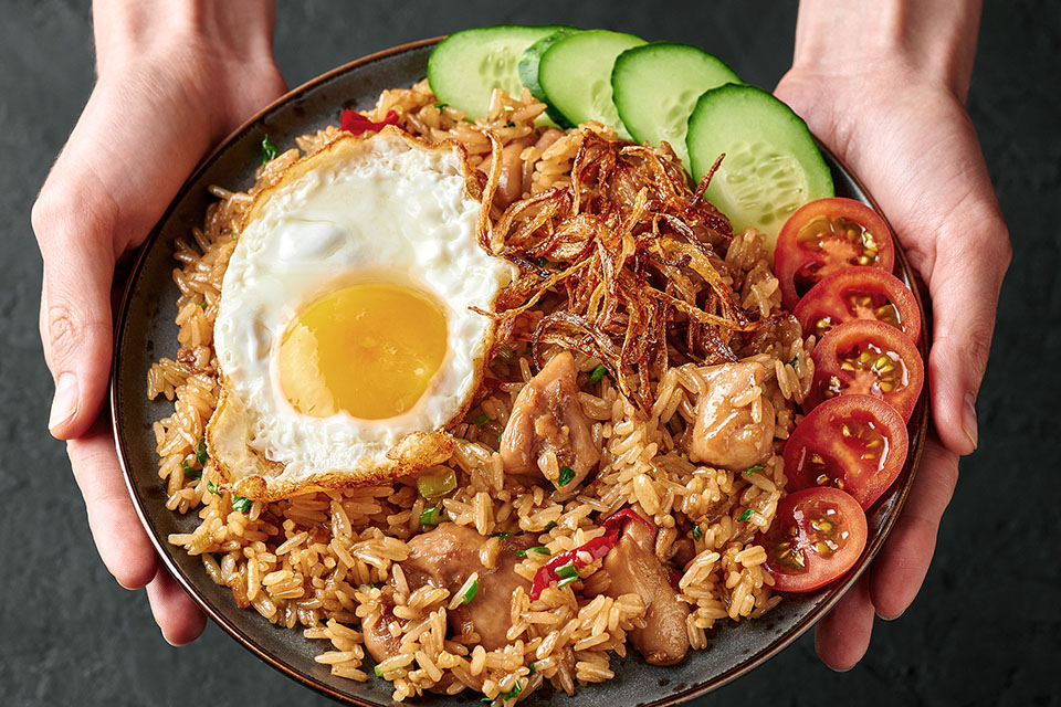 Nasi goreng là món cơm chiên hấp dẫn của Indonesia