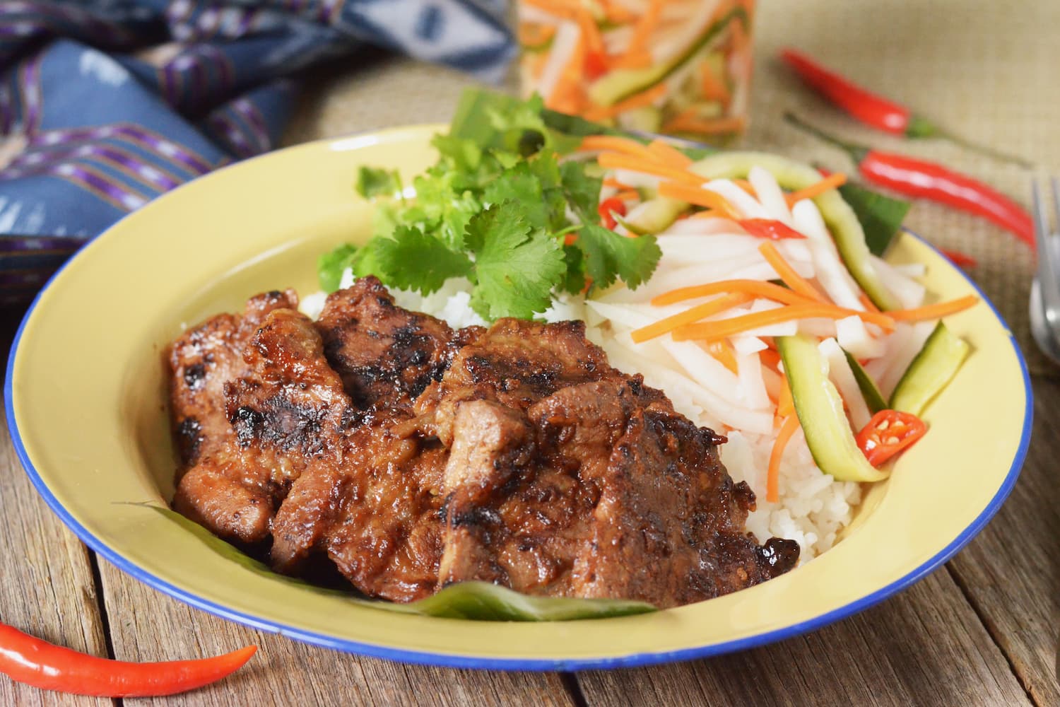 Bai Sach Chrouk (cơm thịt nướng) hấp dẫn của Campuchia