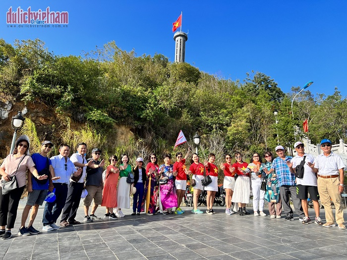 Cột cờ Lũng Cú