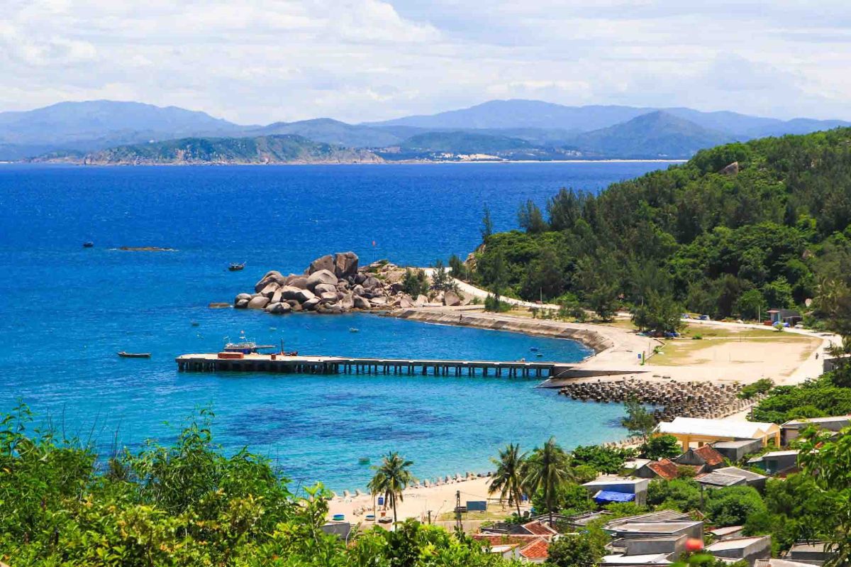 Cù Lao Xanh là một hòn đảo hoang sơ với nhiều bãi biển đẹp, rừng nguyên sinh