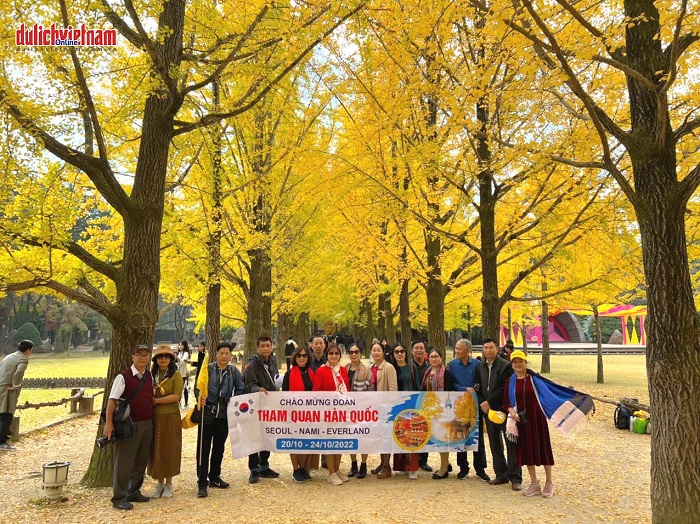 Khách chụp ảnh ở đảo Nami