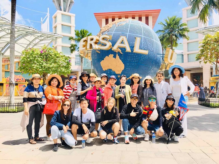 Khách chụp ảnh lưu niệm ở đảo Sentosa