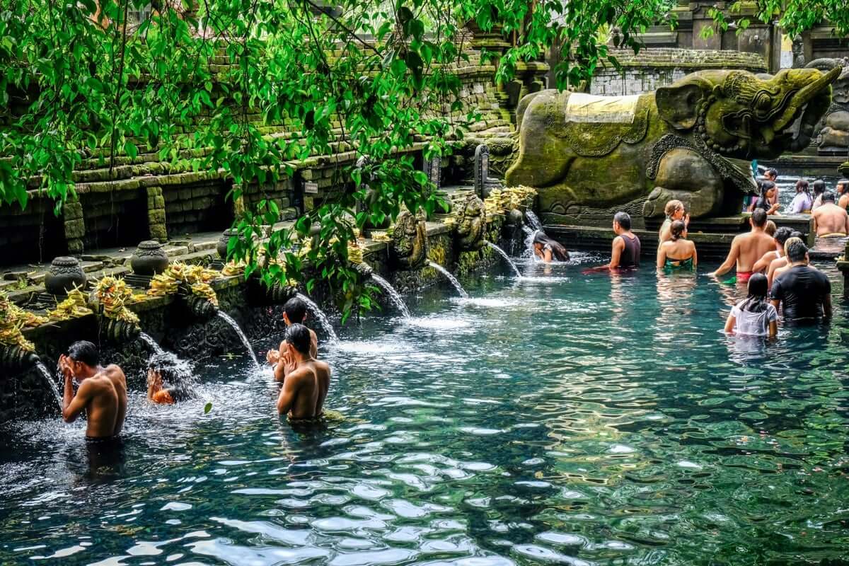 Đền Tirta Empul là một trong những ngôi đền thiêng liêng nhất ở Bali