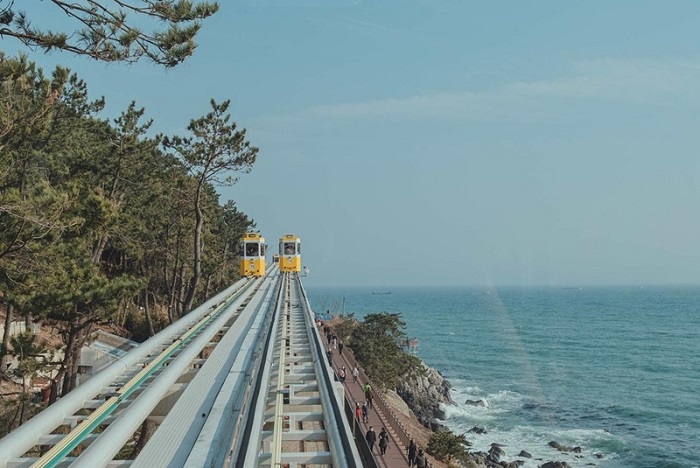 Trải nghiệm đi tàu điện ven biển bãi biển Haeundae