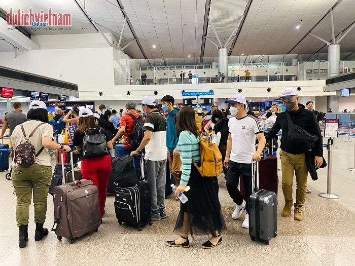 Khách làm thủ tục ở sân bay