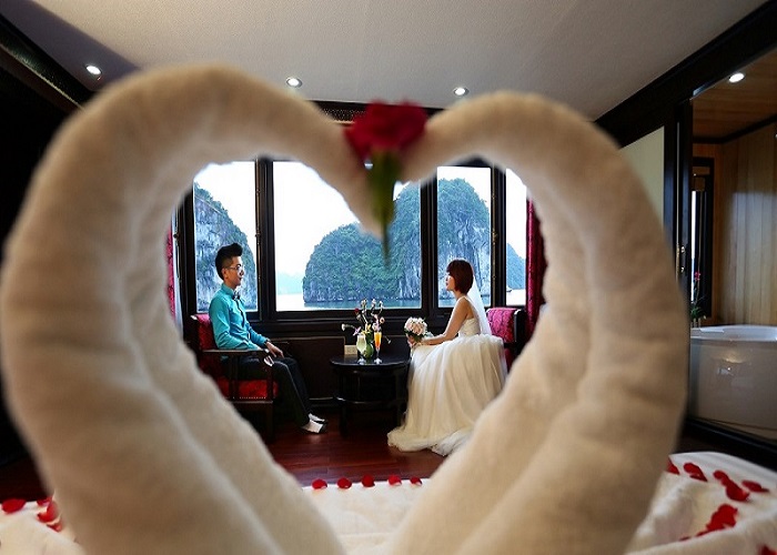 Tour du thuyền 5* Starlight Cruise 2N1Đ ngủ đêm trên Vịnh Hạ Long