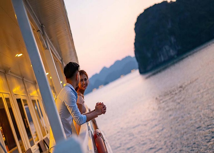 Tour du thuyền 4* Syrena 2N1Đ ngủ đêm trên Vịnh Hạ Long