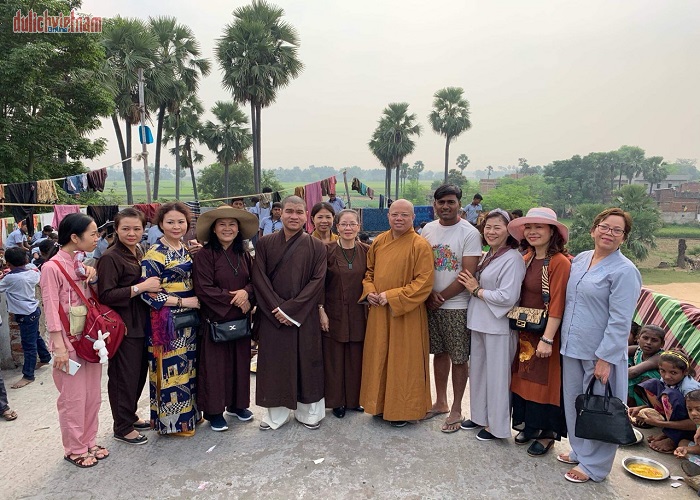 Đoàn du khách đến tham quan nước Phật Ấn Độ