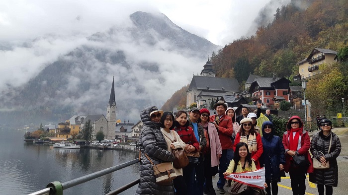 Khách chụp ảnh lưu niệm ở làng cổ Hallstatt 