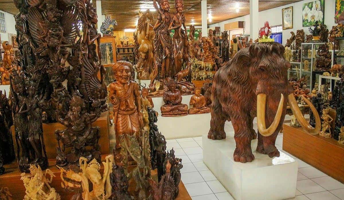 Làng Mas nổi tiếng với nghề chạm khắc gỗ