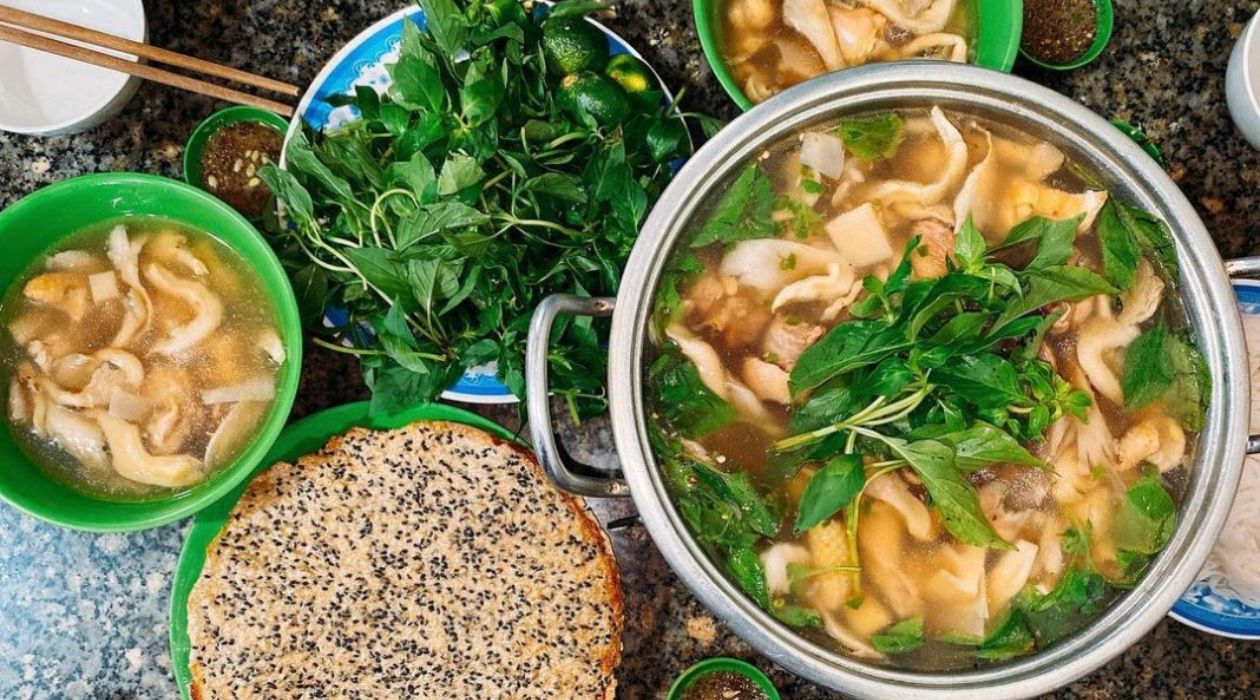 Lẩu gà lá é Đà Lạt với vị chua thanh và thịt gà mềm thơm là món ăn đặc trưng hấp dẫn.