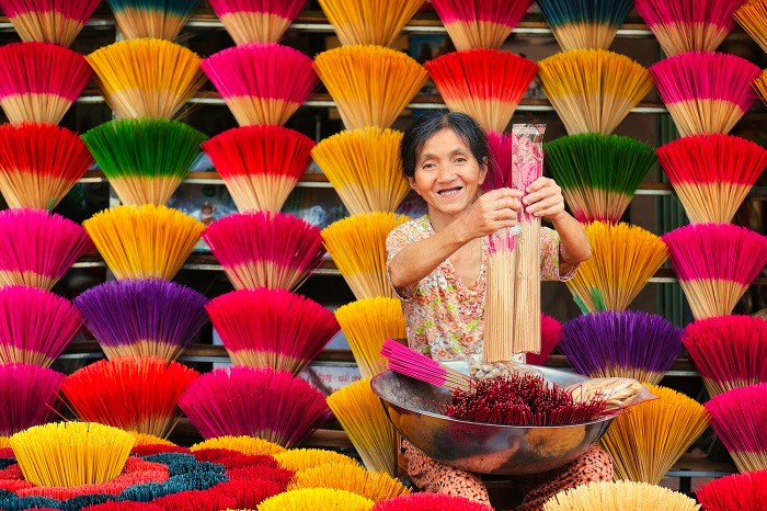 Để giữ trọn vẹn mùi hương, mỗi cây hương phải trải qua nhiều công đoạn bào chế công phu