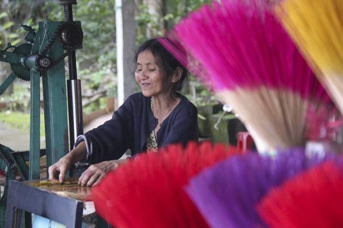 Công đoạn làm hương ở làng Thủy Xuân tỉ mỉ