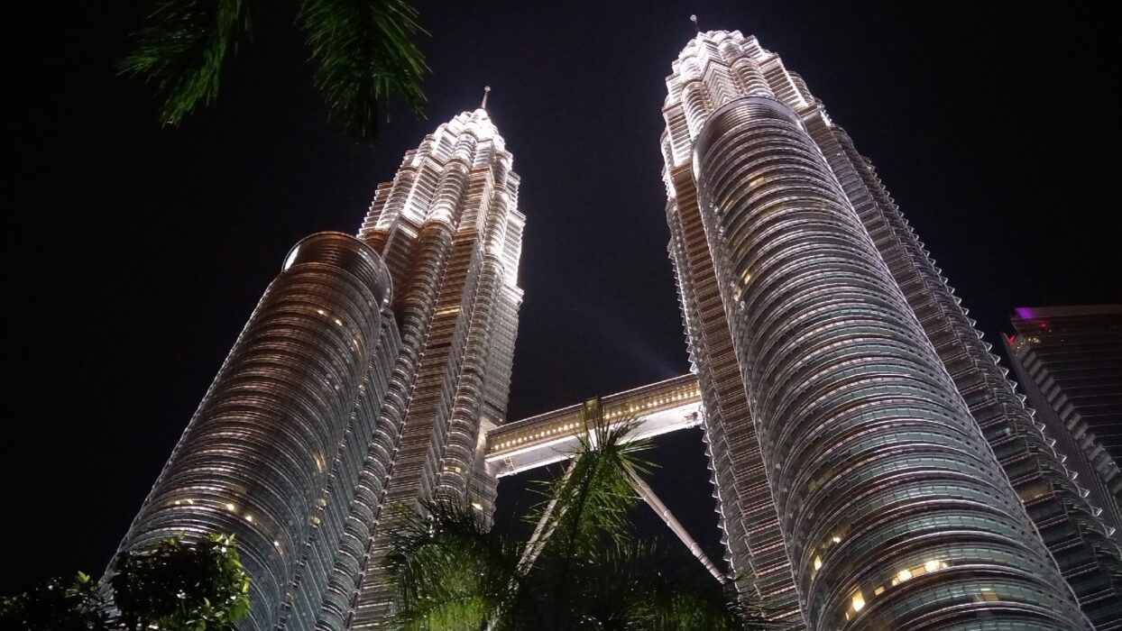 Tháp đôi Petronas là biểu tượng của Kuala Lumpur 