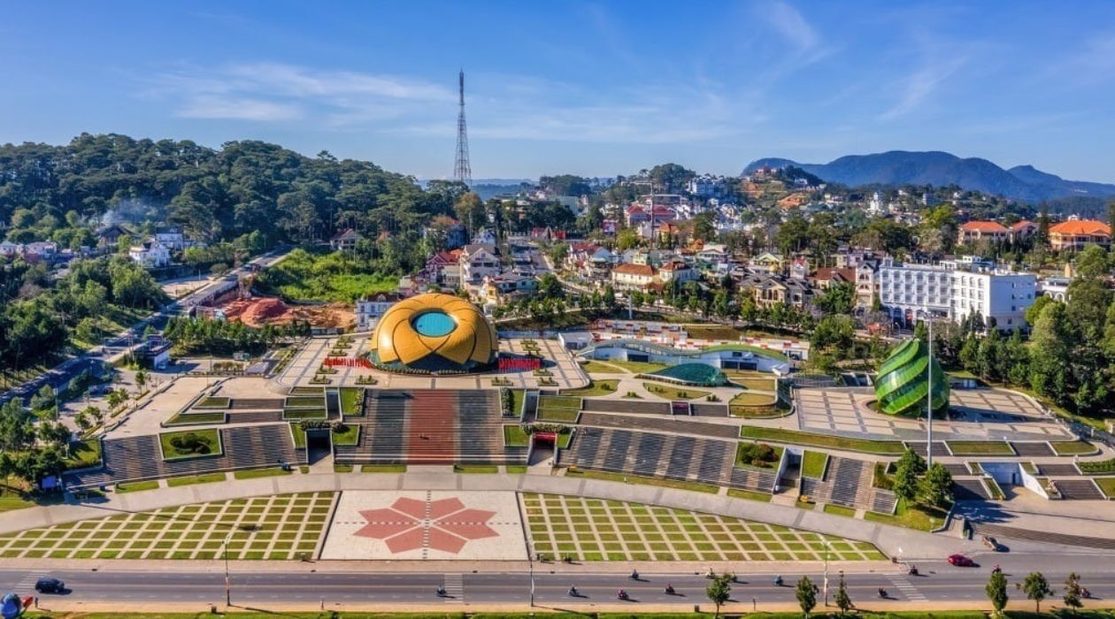 Quảng trường Lâm Viên là biểu tượng hiện đại và sôi động của Đà Lạt.