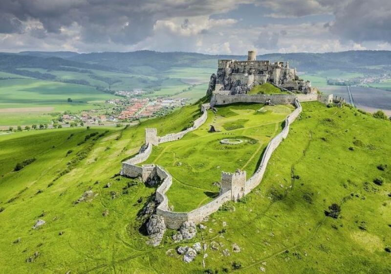 Lâu đài Spiš  tọa lạc trên đồi cao ở thị trấn Spišské Podhradie