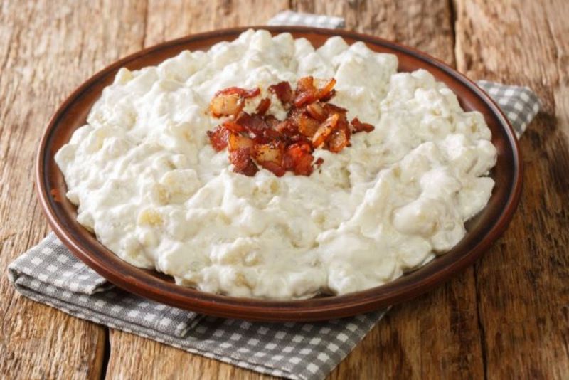Đặc sản Bryndzové halušky kết hợp giữa pho mát cừu, khoai tây và thịt
