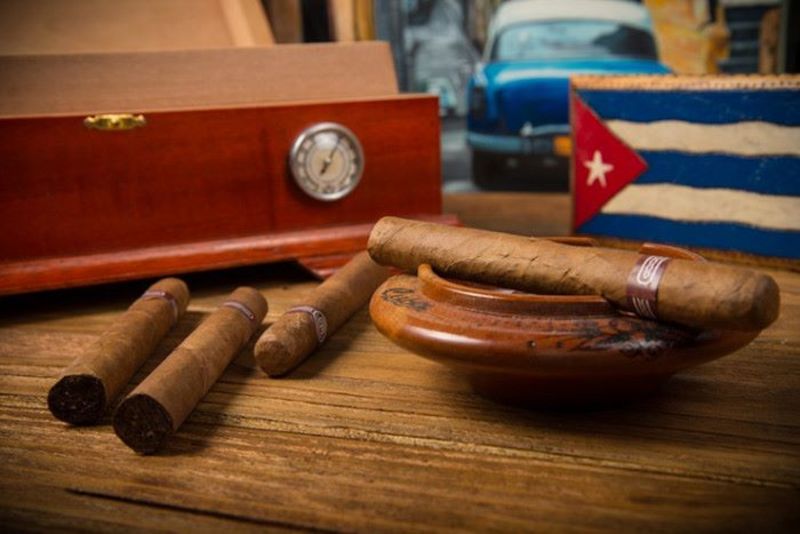 Bạn được mang theo 20 điếu xì gà Cuba về Việt Nam mà không cần phải chịu thuế
