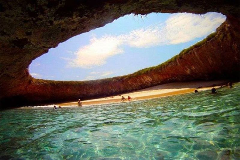Bơi lội ngay trong hang động Bufadora là trải nghiệm độc đáo với mọi du khách