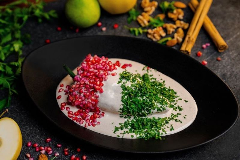 Màu sắc bắt mắt của món Chiles en Nogada