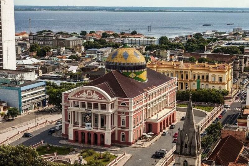 Kiến trúc mái vòm mang màu sắc quốc kỳ Brazil ở nhà hát Teatro Amazonas